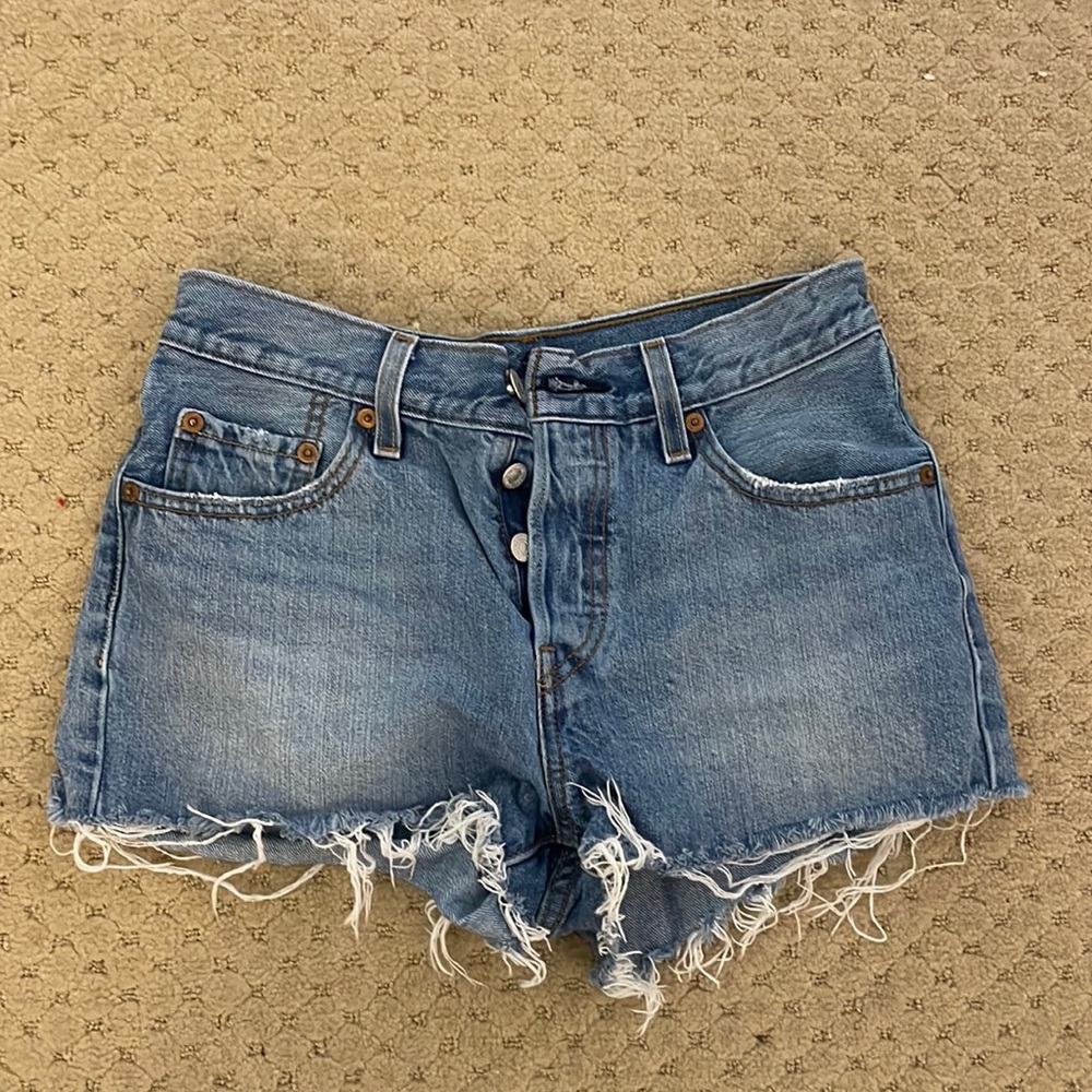 BARELY WORN LEVI SHORTS